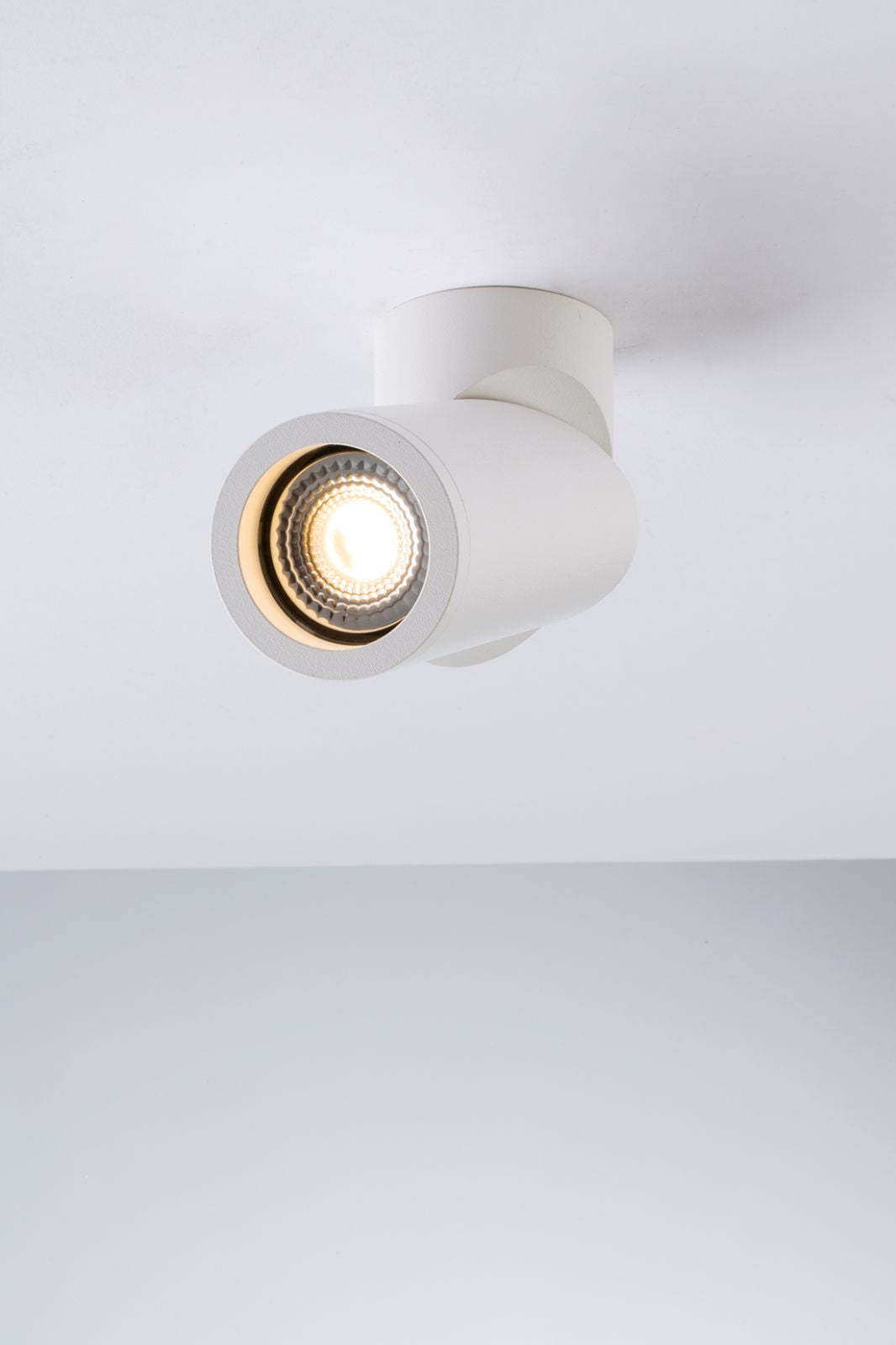 Plafoniera orientabile 330° con struttura in alluminio bianco o nero opaco lampadaGU10 non inclusa collezione GENESIS Plafoniera orientabile 330° con struttura in alluminio bianco o nero opaco lampadaGU10 non inclusa collezione GENESIS